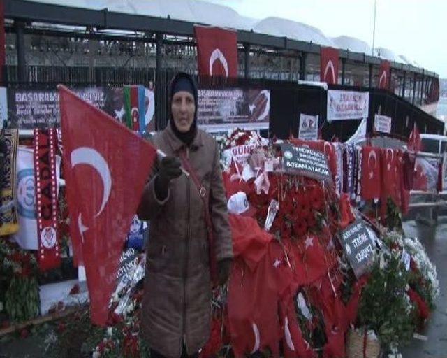 Azeri Kadın Şehitler Tepesi'ni Ziyaret Edip Polise Sarıldı