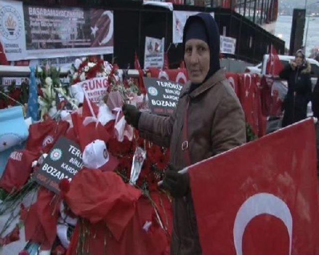 Azeri Kadın Şehitler Tepesi'ni Ziyaret Edip Polise Sarıldı