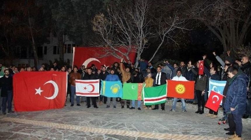 Ter&ouml;r Saldırısına Tepkiler S&uuml;r&uuml;yor