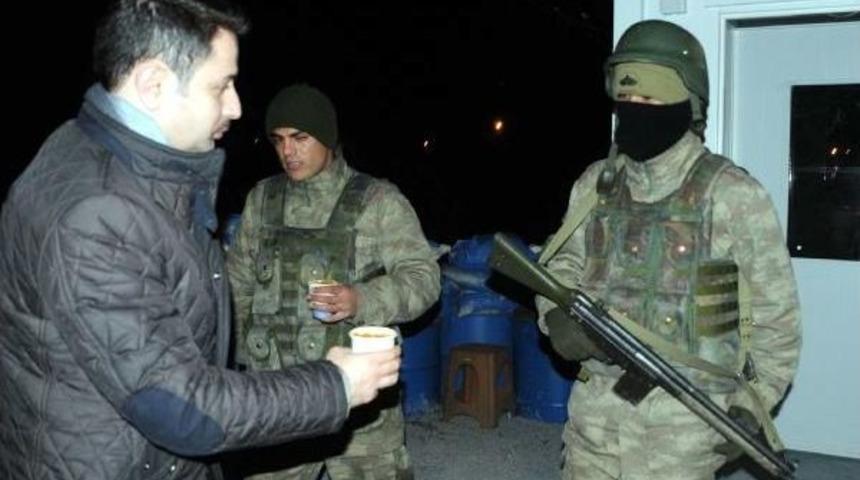 N&ouml;betteki Polislere Ve Askerlere Sıcak &Ccedil;orba Ikramı