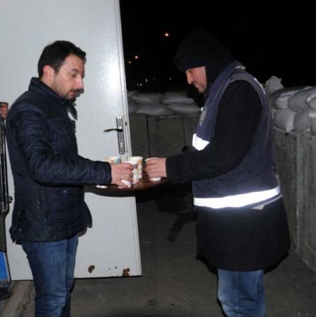 Nöbetteki Polislere Ve Askerlere Sıcak Çorba Ikramı