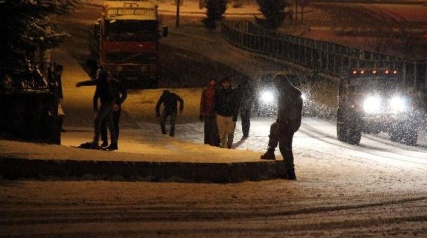 Karab&uuml;k&rsquo;te Kar Yağışı Hayatı Olumsuz Etkiliyor