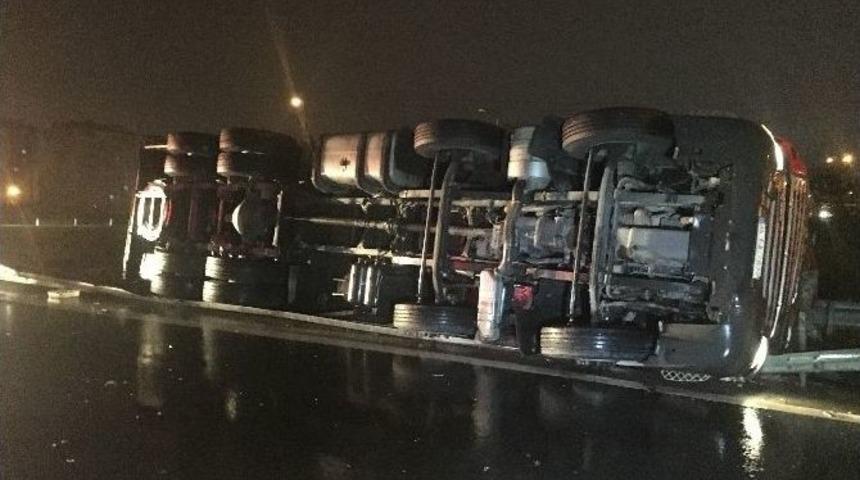 Tem Otoyolu&rsquo;nda Sebze Y&uuml;kl&uuml; Tır Yan Yattı: 1&rsquo;i Ağır 2 Yaralı