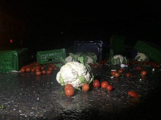 Tem Otoyolu’nda Sebze Yüklü Tır Yan Yattı: 1’i Ağır 2 Yaralı 1