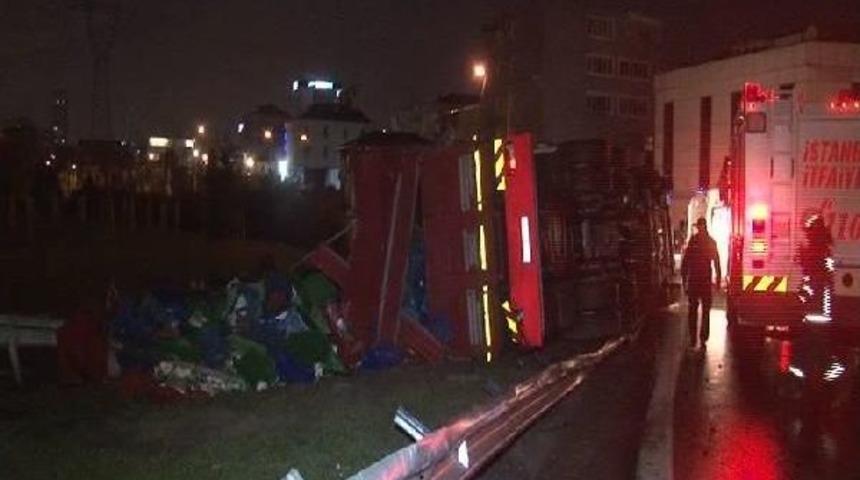 Tem'de Sebze Y&uuml;kl&uuml; Kamyon Devrildi: 1'i Ağır, 2 Yaralı