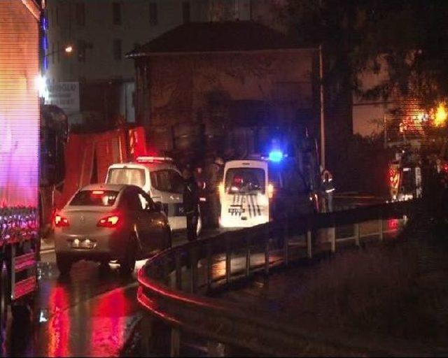 Tem de Sebze Yüklü Kamyon Devrildi: 1 i Ağır, 2 Yaralı 2