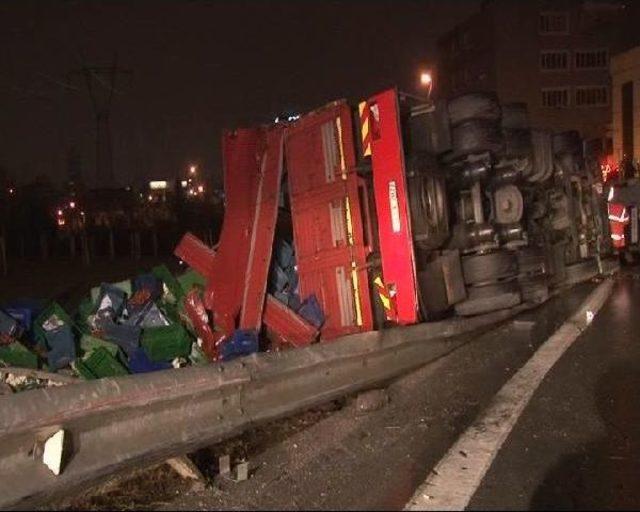 Tem de Sebze Yüklü Kamyon Devrildi: 1 i Ağır, 2 Yaralı 3