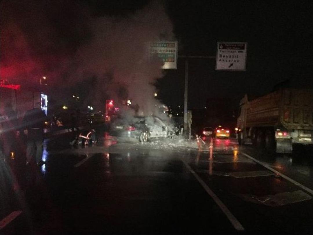 Bariyerlere &Ccedil;arpan L&uuml;ks Otomobil Alev Alev Yandı