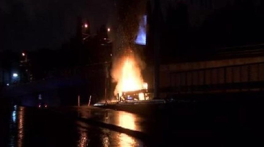 Zeytinburnu'nda L&uuml;ks Ara&ccedil; Kaza Sonrası Yandı