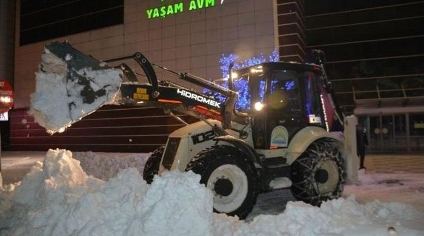 Tatvan&rsquo;da Kar Temizleme &Ccedil;alışması
