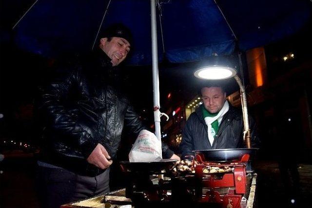 Soğuk Kış G&uuml;nlerinde Sokak Başlarının Vazge&ccedil;ilmezi Kestane Satıcıları Giresun&rsquo;da Yerlerini Aldı 3