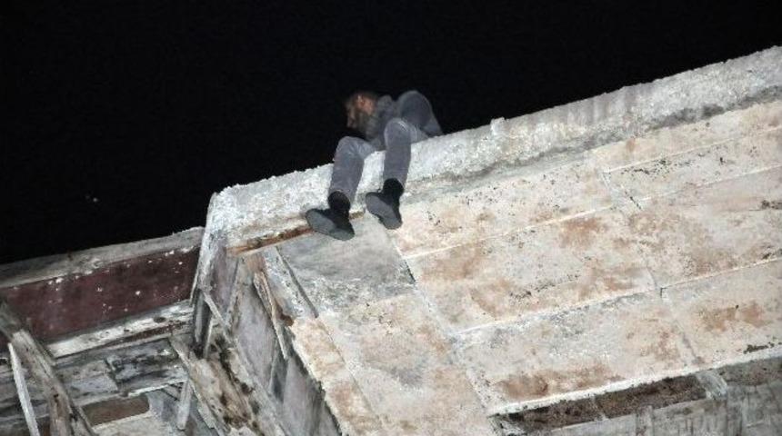 Eşi İle Tartışıp &Ccedil;atıya &Ccedil;ıkan Kocayı Polis İkna Etti