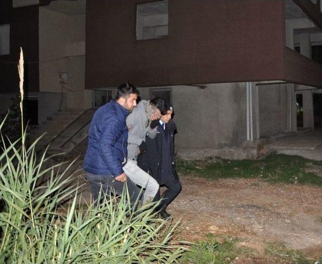 Eşi İle Tartışıp &Ccedil;atıya &Ccedil;ıkan Kocayı Polis İkna Etti 1