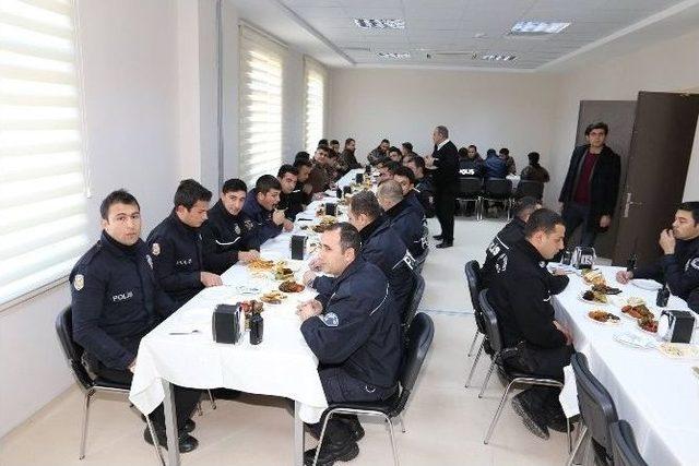 Belediye Başkanı Kara, &Ccedil;evik Kuvvet Şube M&uuml;d&uuml;rl&uuml;ğ&uuml;&rsquo;ne, Moral Ziyareti 1