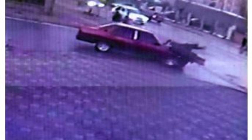 (&ouml;zel Haber) Karşıdan Karşıya Ge&ccedil;meye &Ccedil;alışan 2 Kişiye Aracın &Ccedil;arpma Anı Kameraya Yansıdı