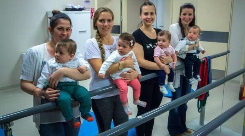 Bu Kez Bebekleriyle Pilates Yaptılar