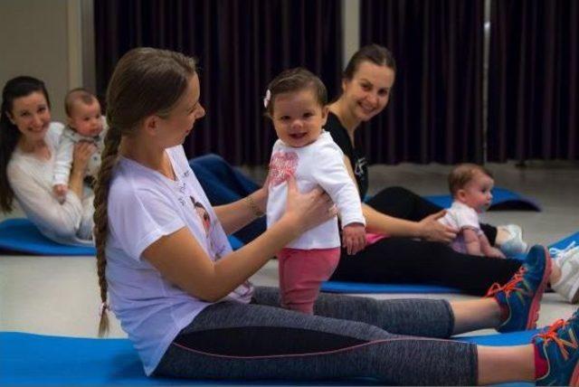 Bu Kez Bebekleriyle Pilates Yaptılar 3