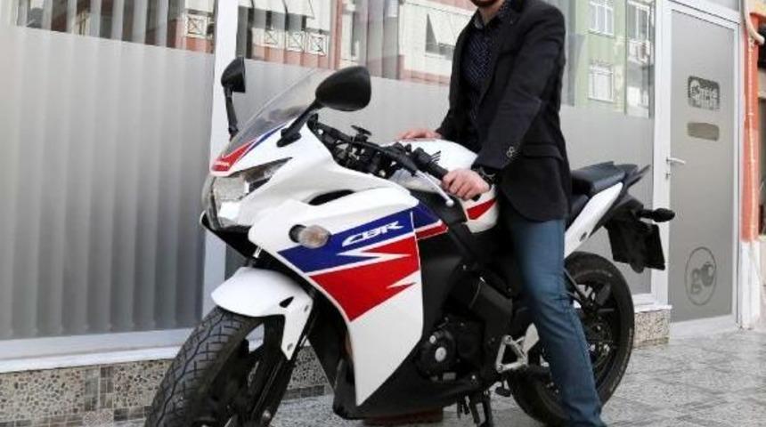 Motosiklet Ehliyeti I&ccedil;in Kursa Başvurdu, 'kullanmayı &Ouml;ğren Gel' Dediler