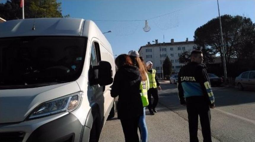 &Uuml;niversiteliler Emniyet Kemeri Kontrol&uuml; Yaptı