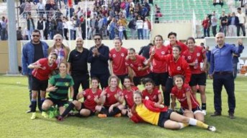 D&ouml;şemealtı Kadın Futbol Takımı Trabzon Yolcusu