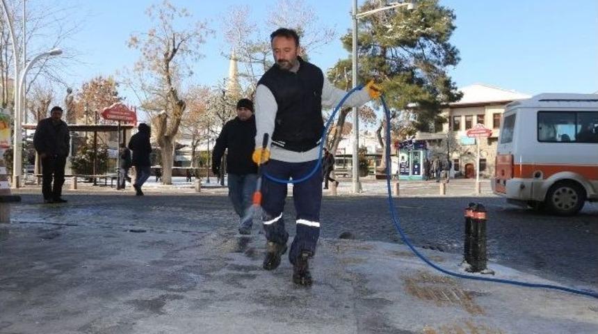 Karaman Belediyesi&rsquo;nden Kar Ve Buz Mesaisi