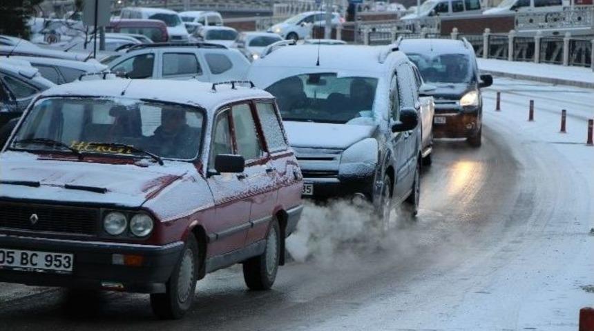 Amasya’da Buzlanan Yollar Zor Anlar Yaşattı