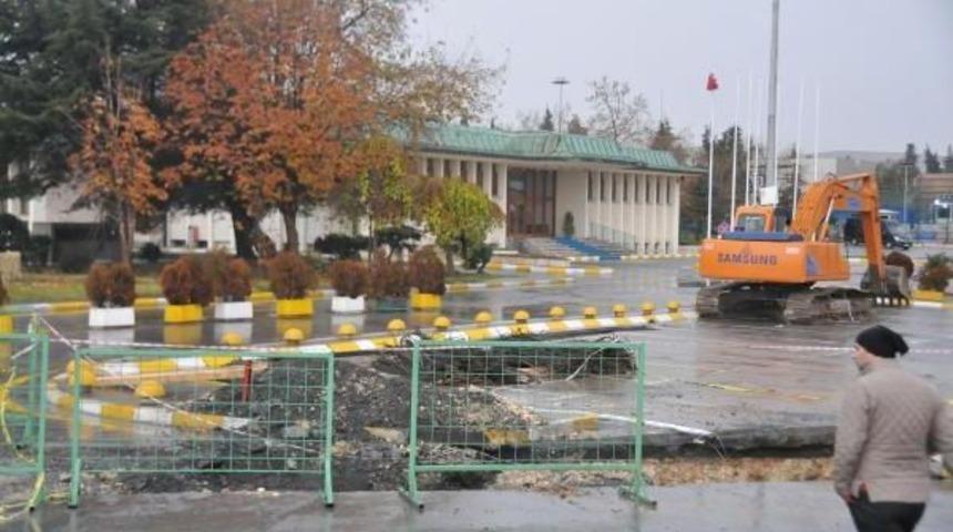 Devlet Konukevi'nin Etrafına G&uuml;venlik Duvarı