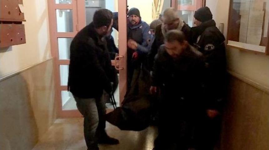 Cesedi Kalorifer Borusuna Asılı Halde Bulundu