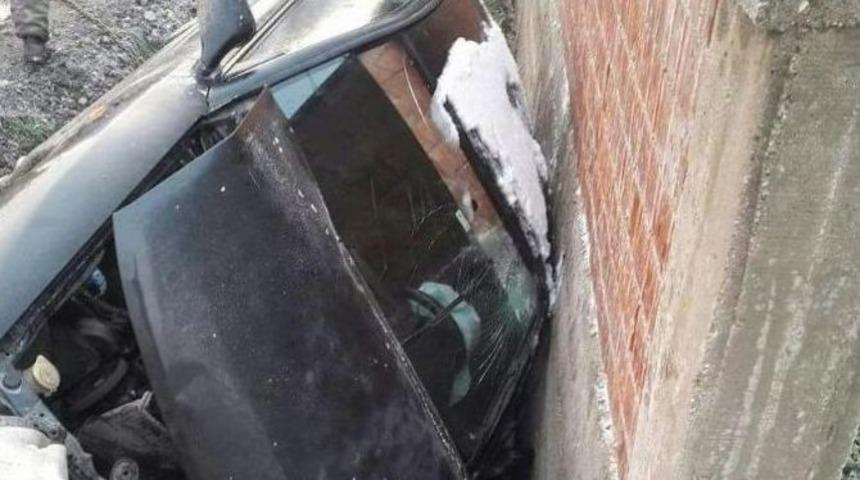 Gizli Buzlanma Nedeniyle Bah&ccedil;e Duvarına &Ccedil;arptı: 1 Yaralı