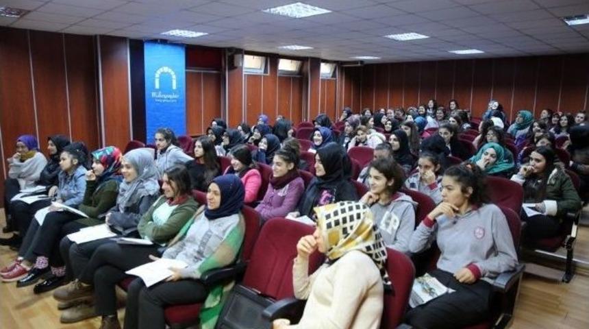 "bilgili, &Ccedil;alışkan Ve Erdemli Gen&ccedil;lik" Seminerleri İle Gen&ccedil;ler &Ouml;ğreniyor