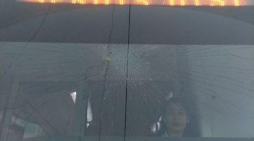 Tramvaya Atılan Taşlı Kartopu Seferlerin Aksamasına Yol A&ccedil;tı