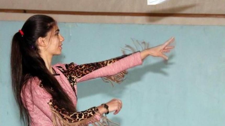 &Uuml;niversiteliler, Kağıt U&ccedil;akları Yarıştırdı