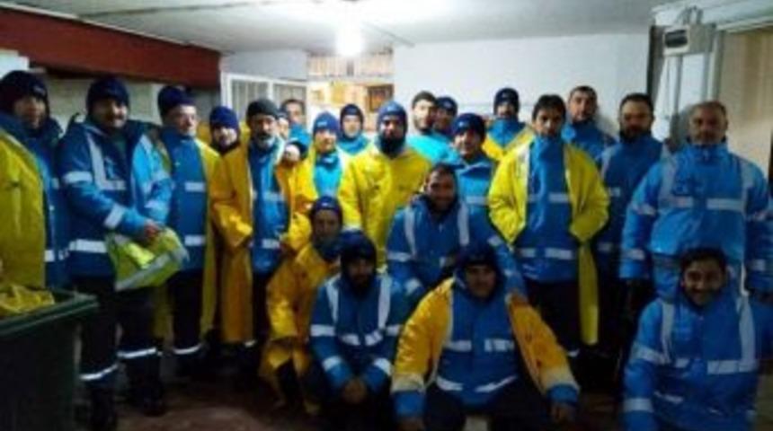 İzmit’te Temizlik Personeline Kışlık Kıyafet Dağıtıldı