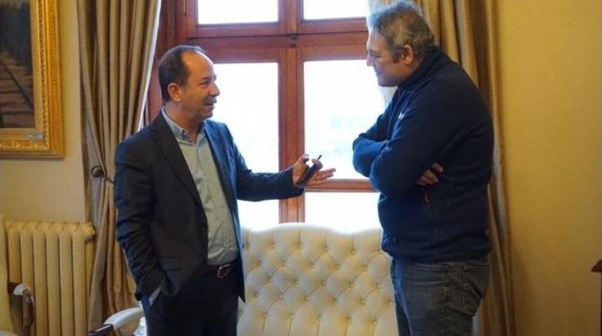 &Uuml;nl&uuml; Oyuncu &Uuml;z&uuml;mc&uuml;&rsquo;den G&uuml;rkan&rsquo;a Ziyaret