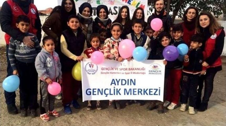 &Ouml;ğretmen Adayları G&ouml;n&uuml;llere Dokunmaya Devam Ediyor