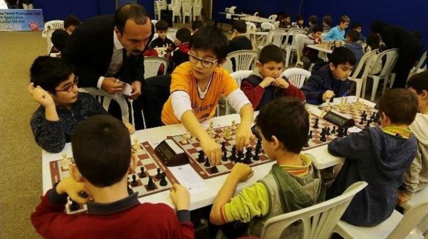 Ümraniye’de Genç Beyinler Satranç Turnuvasında Yarıştı