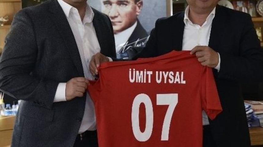 Antalyaspor Başkanı &Ouml;zt&uuml;rk, Başkan Uysal&rsquo;ı Ziyaret Etti