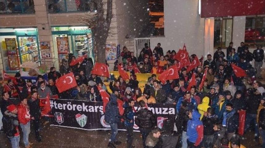 &Uuml;niversite Futbol Taraftar Grupları Sokağa D&ouml;k&uuml;lerek Ter&ouml;r&uuml; Lanetledi