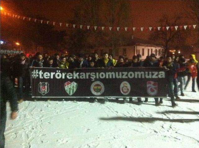 Üniversite Futbol Taraftar Grupları Sokağa Dökülerek Terörü Lanetledi