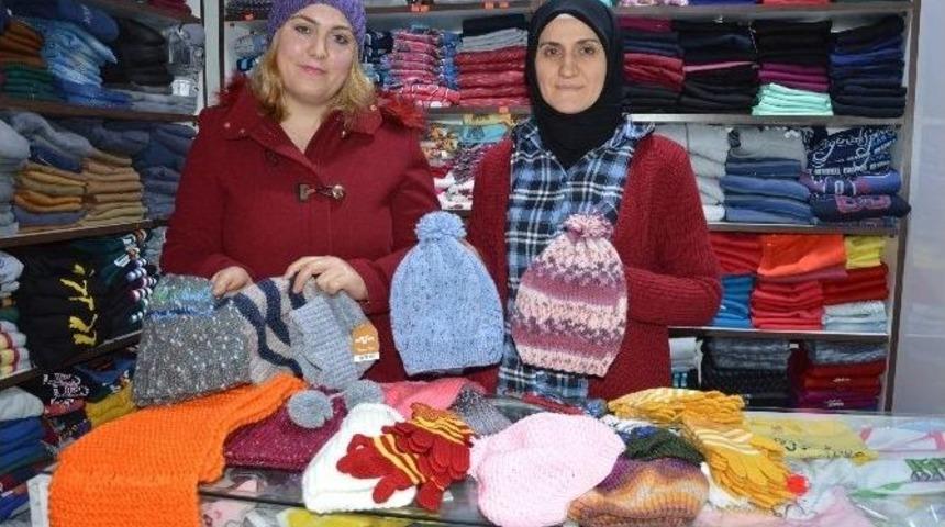 &ldquo;&ccedil;ocuklar G&uuml;ls&uuml;n&rdquo; Diye Atkı Ve Bere &Ouml;r&uuml;yorlar