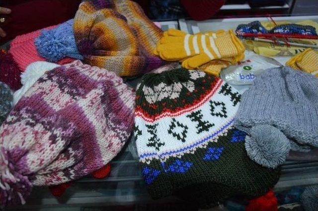 &ldquo;&ccedil;ocuklar G&uuml;ls&uuml;n&rdquo; Diye Atkı Ve Bere &Ouml;r&uuml;yorlar 1