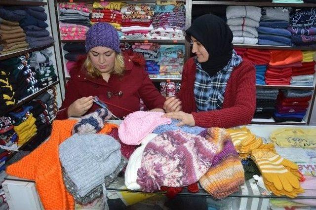 &ldquo;&ccedil;ocuklar G&uuml;ls&uuml;n&rdquo; Diye Atkı Ve Bere &Ouml;r&uuml;yorlar 2