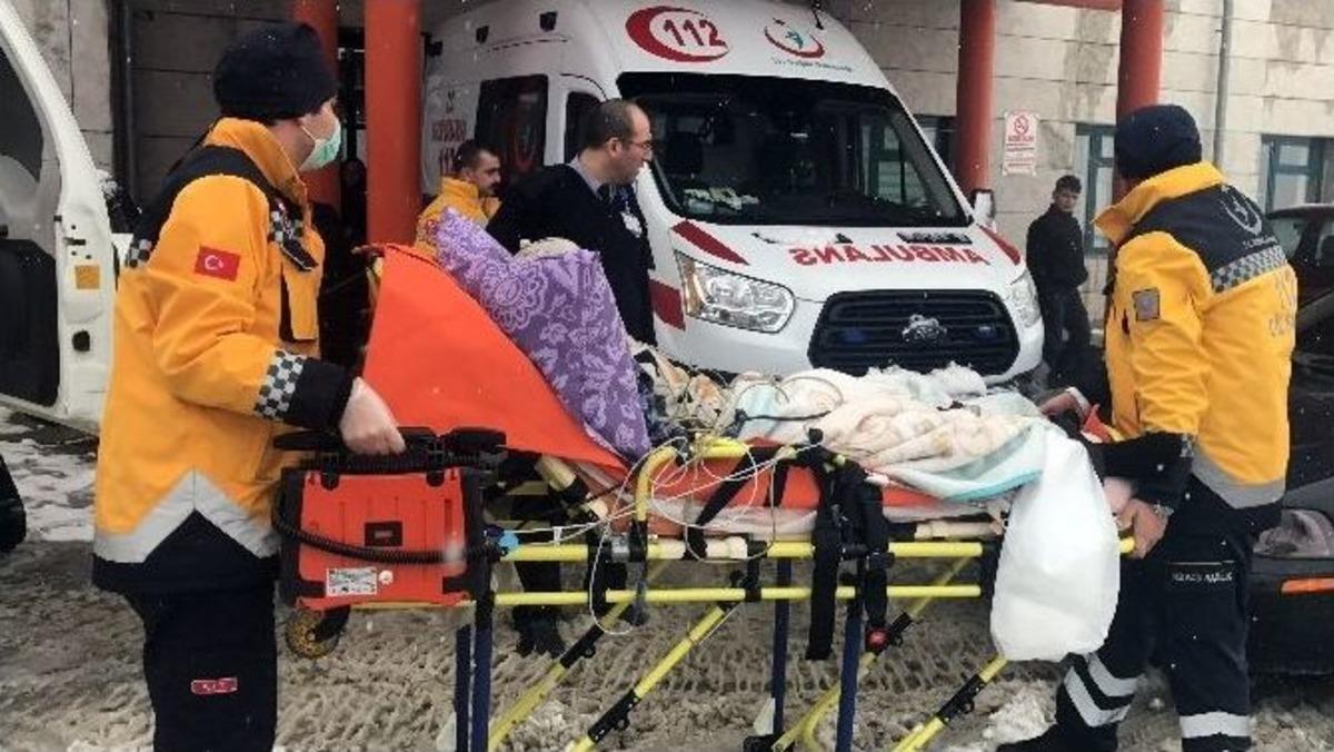 (&ouml;zel Haber) Karda Mahsur Kalan Hastanın Yardımına Paletli Ambulans Yetişti
