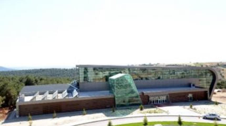 Uşak &Uuml;niversitesi Spor Salonuna Şehit &Ouml;mer Halisdemir İsmi Verildi