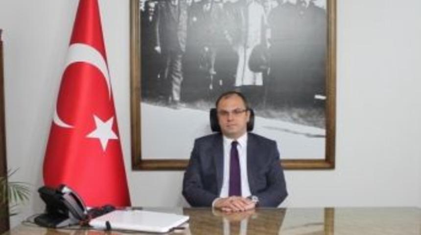 Kaymakam &Uuml;&ccedil;er&rsquo;den "&ccedil;i&ccedil;ek G&ouml;ndermeyin, Demokrasi Kampanyasına Destek Verin&rdquo; &Ccedil;ağrısı