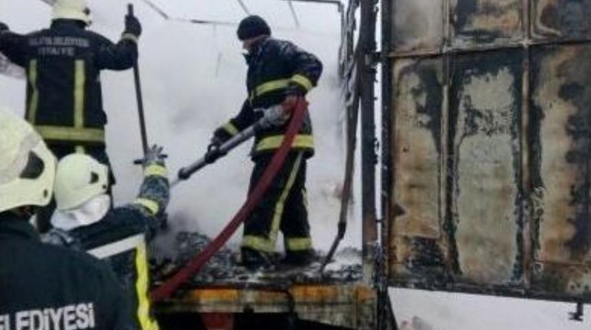 Konfeti Y&uuml;kl&uuml; Kamyonda Yangın