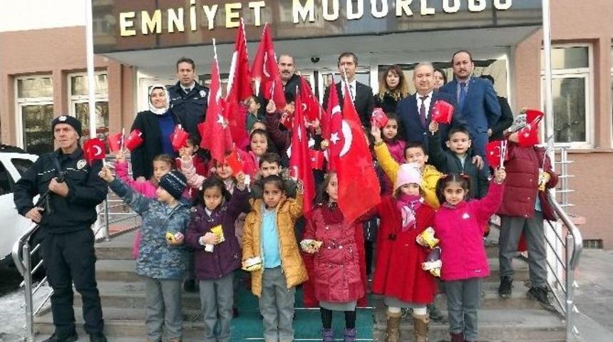 Minik &Ouml;ğrencilerden Polislere Anlamlı Anons