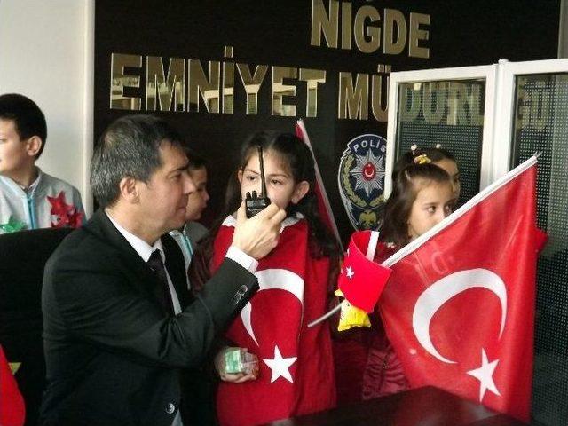 Minik Öğrencilerden Polislere Anlamlı Anons