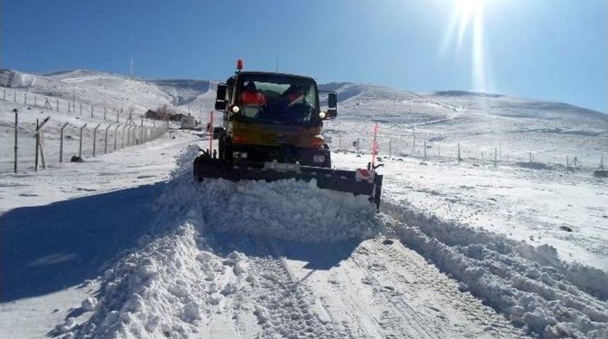 Ankara B&uuml;y&uuml;kşehir Belediyesi Karla M&uuml;cadele &Ccedil;alışmalarına Aralıksız Devam Ediyor