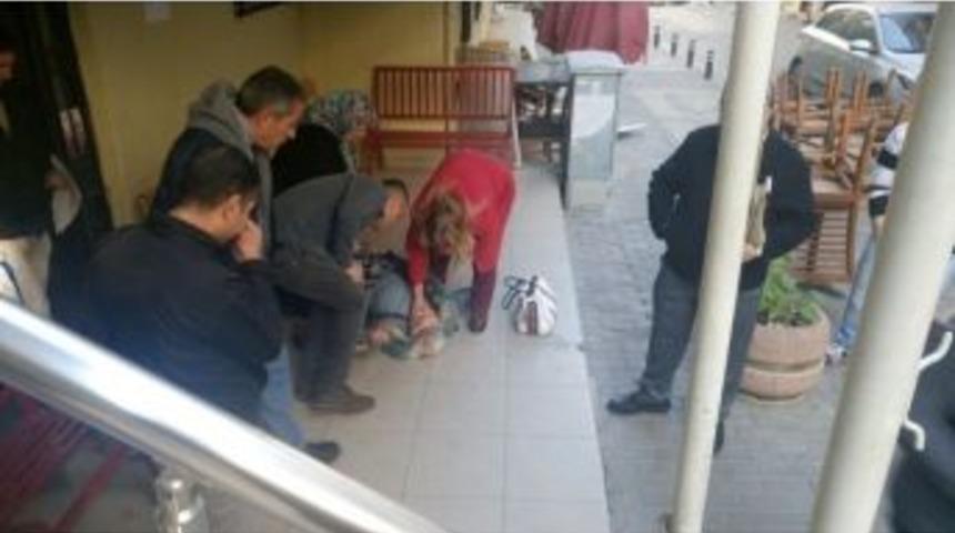 Tapu Dairesinde Bayılan Yaşlı Kadın Hastaneye Kaldırıldı